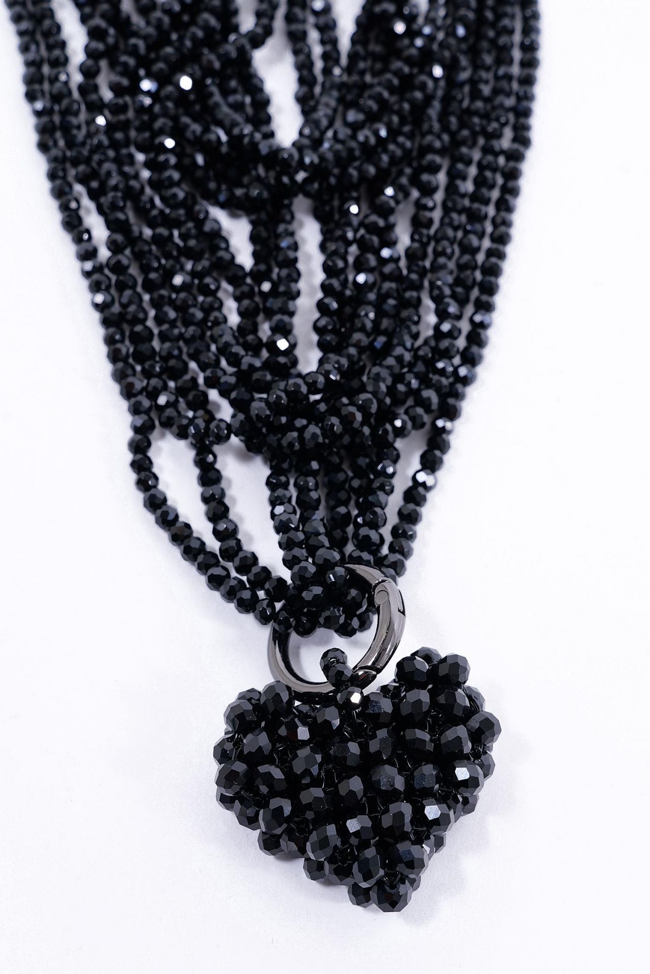 Elegante schwarze Multistrang Perlenkette mit funkelndem Herzanhänger - Perfekt für Statement-Looks und besondere Anlässe - PLÜ