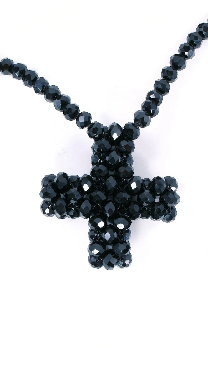 Elegante lange schwarze Perlenkette mit funkelndem Kreuzanhänger – ein stilvolles Accessoire für jeden Look - PLÜ