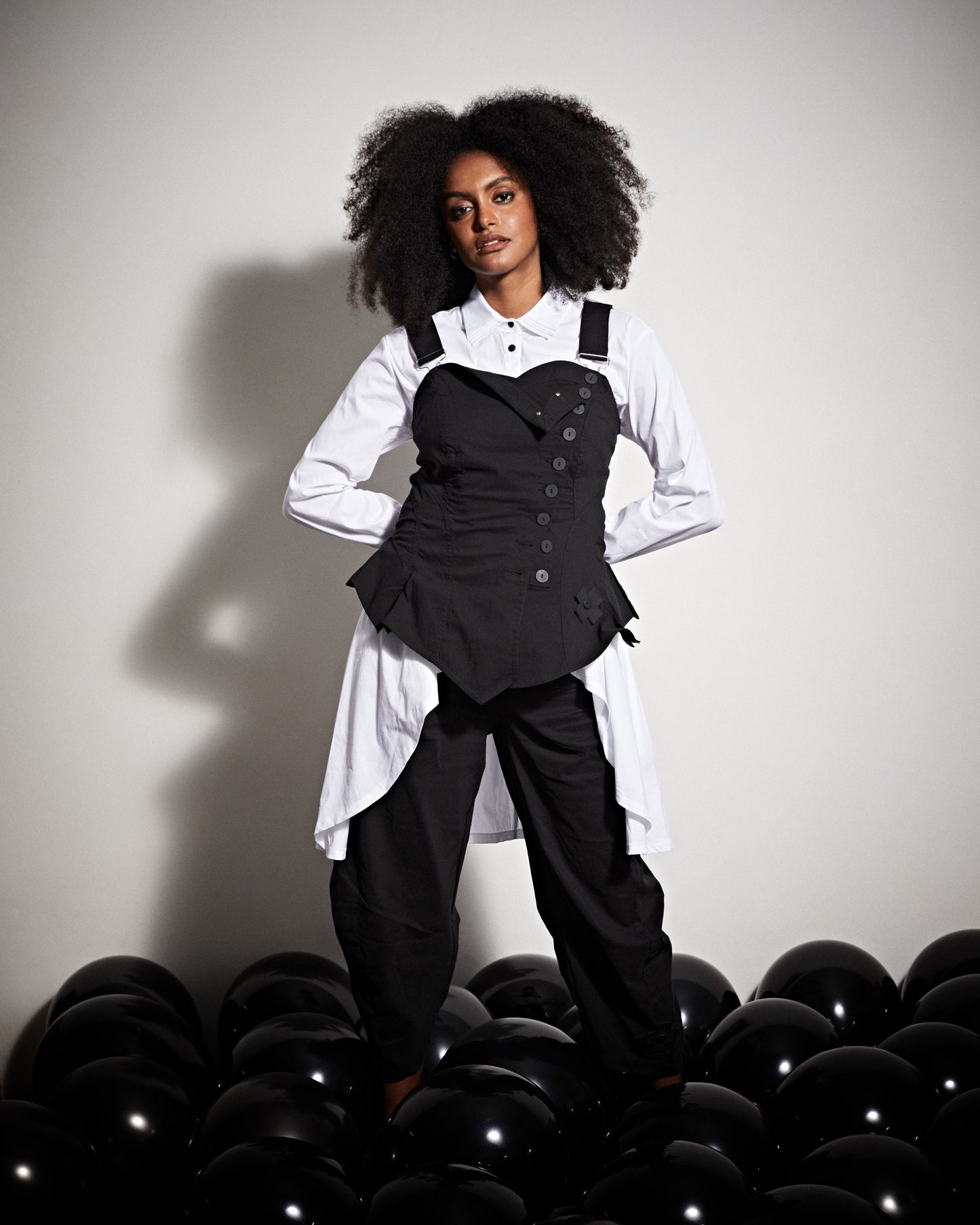 Asymmetrisches Mieder-Top in Schwarz – Avantgarde trifft feminine Eleganz - PLÜ