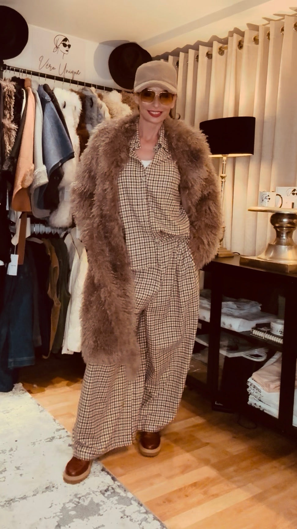 Wollmix-Mantel in Mongol-Fur-Optik – Taupefarbener Winter-Luxus - ALEX MAX - Gr. 34 bis 38