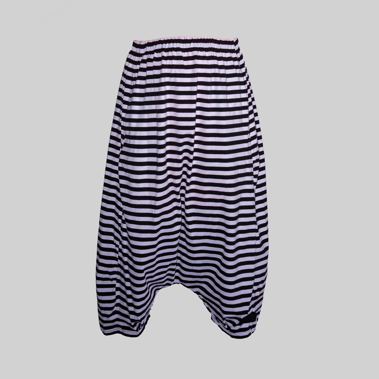 Baggy Pant mit tiefem Schritt – Schwarze Ballonhose mit elastischem Bund - PLÜ