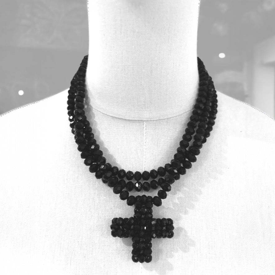 Elegante schwarze doppelreihige Perlenkette mit funkelndem Kreuzanhänger – für einen ausdrucksstarken und stilvollen Look - PLÜ