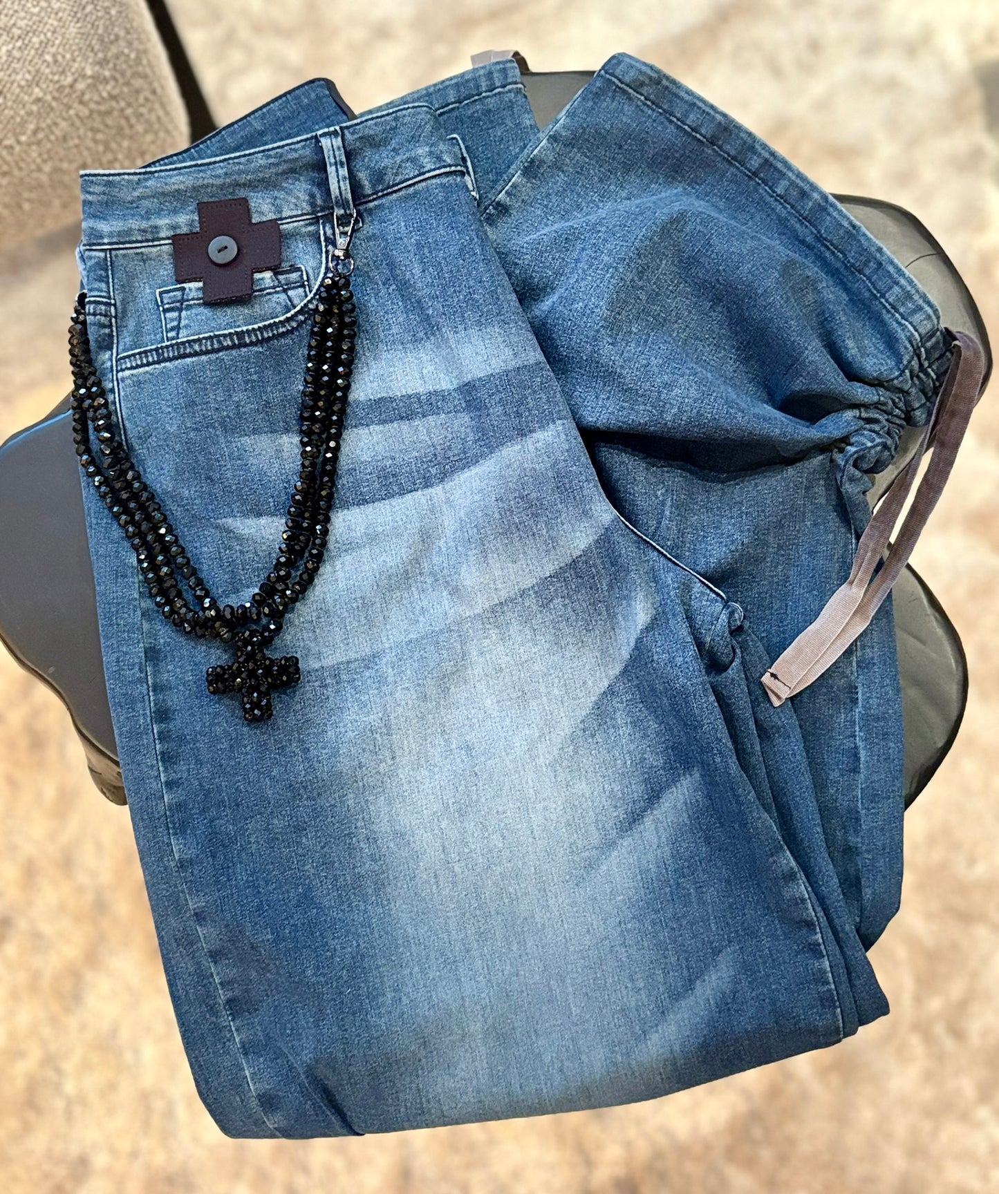 Elegante schwarze doppelreihige Perlenkette mit funkelndem Kreuzanhänger – für einen ausdrucksstarken und stilvollen Look - PLÜ