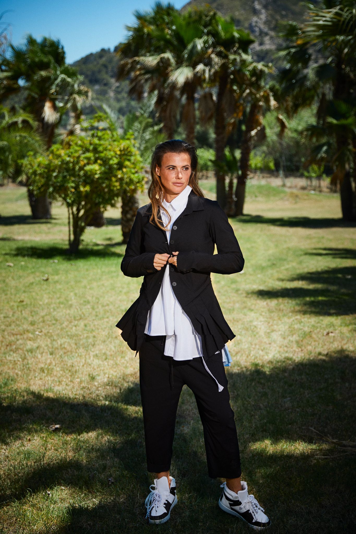 Taillierter Blazer mit Reverskragen und Falten-Saum – Schwarz - PLÜ