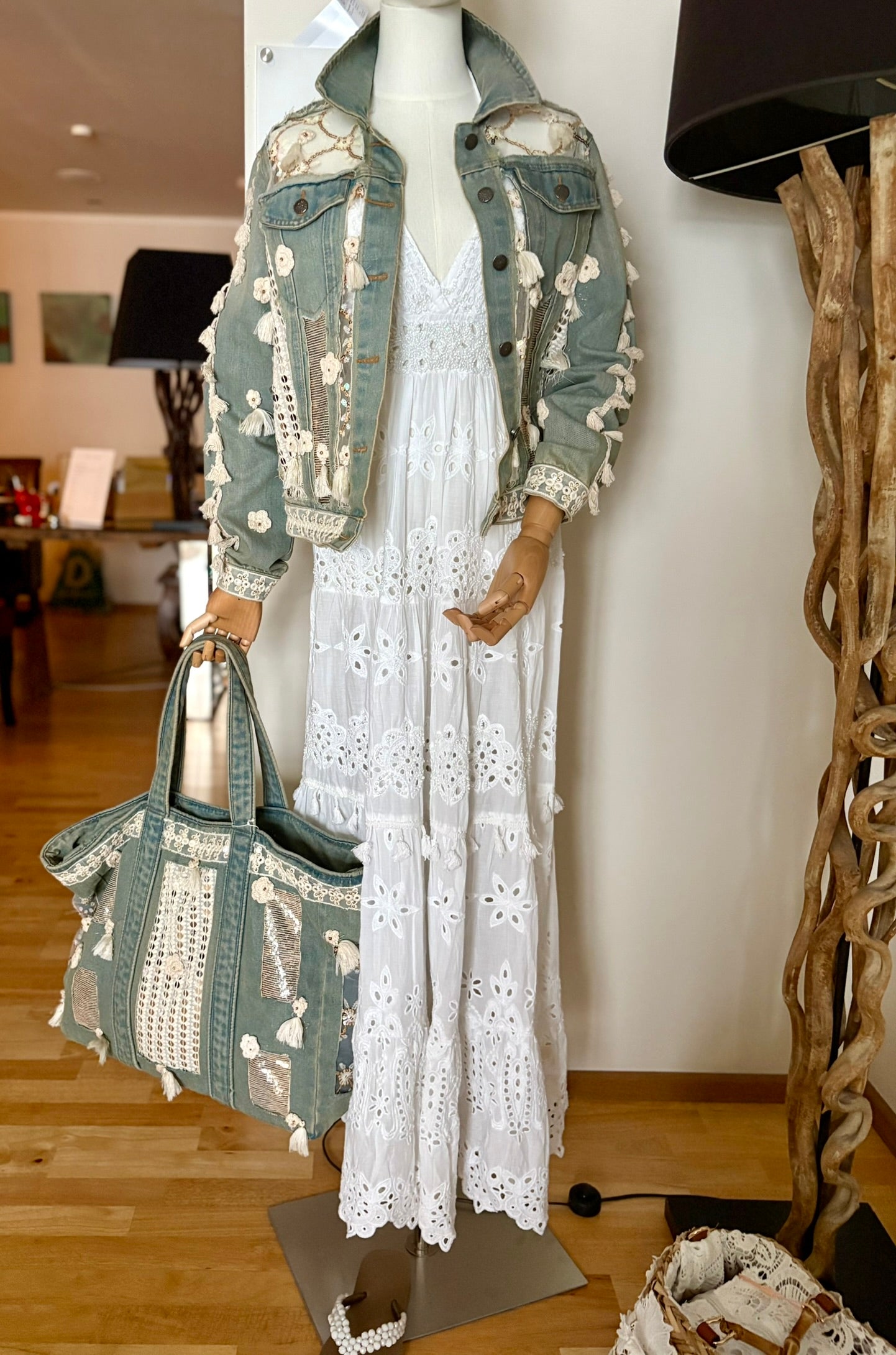 Weißes Maxikleid mit Spitze und Lochstickerei - Kleid