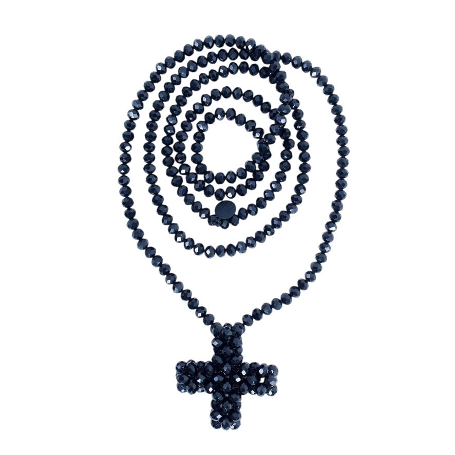 Elegante lange schwarze Perlenkette mit funkelndem Kreuzanhänger – ein stilvolles Accessoire für jeden Look - PLÜ