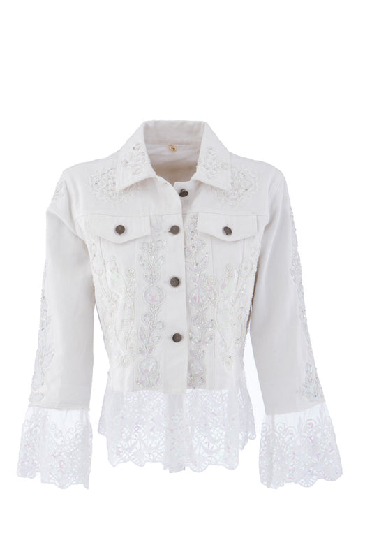 Weiße Boho-Jeansjacke mit Perlenstickerei und Spitzenvolants