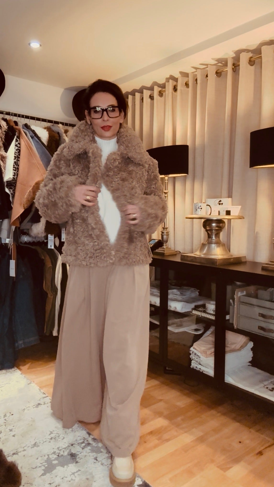 Wendbare Teddyfell-Jacke in Taupe – 2-in-1 Style & Kuschelkomfort - ALEX MAX - Gr. 34-38