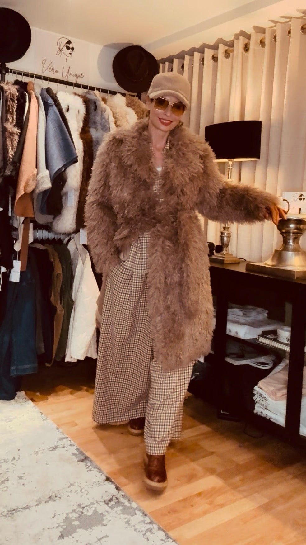 Wollmix-Mantel in Mongol-Fur-Optik – Taupefarbener Winter-Luxus - ALEX MAX - Gr. 34 bis 38